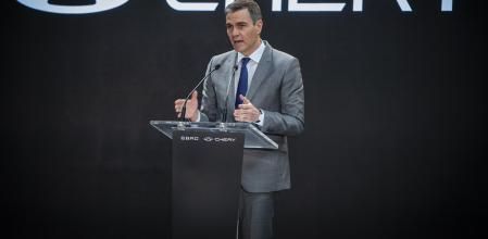En la primera fila, el CEO de Ebro, Pedro Calef; y el vicepresidente internacional de Chery, Guibing Zhang; y en la segunda fila, el ministro de Industria, Jordi Hereu; el president de la Generalitat, Pere Aragonès; el presidente del Gobierno, Pedro Sánchez, y el vicegobernador de la provincia china de Anhui, Shan Xiangqian; durante la firma del acuerdo entre Ebro y Chery para construir coches eléctricos en la antigua fábrica de Nissan, a 19 de abril de 2024, en Barcelona, Catalunya (España).