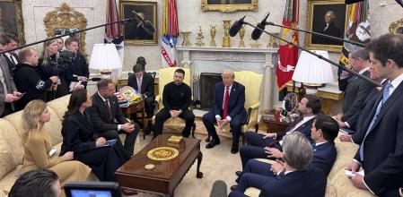 Volodímir Zelenski y Donald Trump, en su bronca el pasado viernes en el despacho oval.<br>