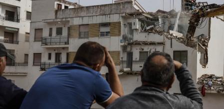 Vecinos observan el derribo de viviendas con maquinaria pesada, a 24 de febrero de 2025, en Chiva, Valencia, Comunidad Valenciana (España). La maquinaria pesada ha comenzado a trabajar en la demolición de las 25 viviendas de Chiva que quedaron afectadas y en estado crítico tras el paso de la DANA. Los daños estructurales que los inmuebles han sufrido en la calle Ramón y Cajal, San Isidro y en el barrio de Bechinos obligan a tirar abajo casas, que después de tres meses de valoraciones y peritajes, se confirma que no pueden ser recuperadas.