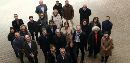 Fotografia de família amb diversitat de responsables que fan possible el festival Barcelona Obertura Ciutat de Clàssica