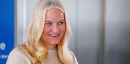 Mette-Marit de Noruega ayer durante una vista al Hospital Ulleval, en Oslo.&nbsp;