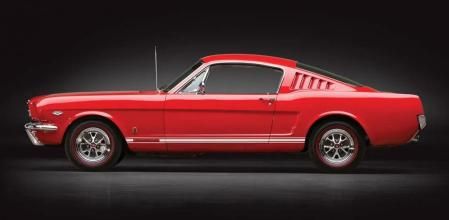 Su largo capó y su corta trasera son dos de sus rasgos más característicos.