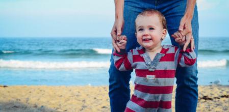 Es positivo para el desarrollo de los niños que sus padres los estimulen a dar sus primeros pasos.