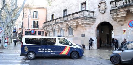 Un furgón de la Policía Nacional ante la Audiencia Provincial de Baleares