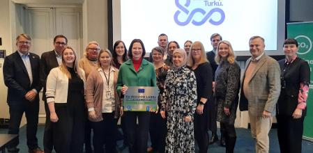 La alcaldesa de Turku, Minna Arve (en el centro, de verde) y su equipo reciben un premio por la acción climática