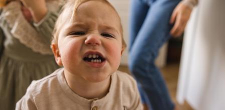 Los niños pequeños presentan una tendencia a morder como reacción a la frustración.