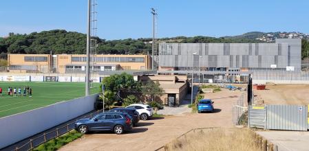 El nuevo instituto escuela de Sant Pol, junto al campo de fútbol municipal .
