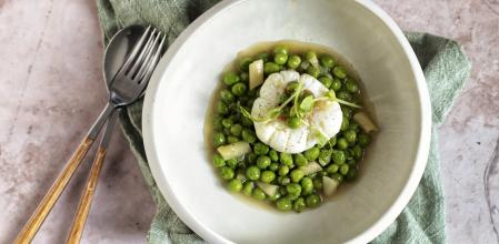 Guisantes con ajetes, huevo y caldo de jamón