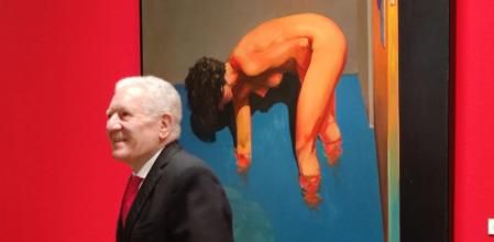 El coleccionista Lluís Bassat con la obra ‘Bañista’ (1973) de Xavier Serra de Rivera&nbsp;