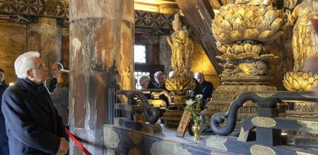 Sergio Mattarella, el sábado pasado, en un templo budista de Kioto, durante su visita de Estado a Japón