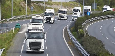 Varios camiones durante una marcha en la A-67, en Santander, en marzo de 2022&nbsp;