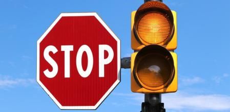 Hay conductores que dudan cuando se encuentran con un semáforo amarillo intermitente junto a una señal de stop