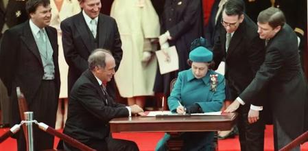 Pierre Trudeau, primer ministro de Canadá, y la Reina Isabel II firman la ley Constitucional de 1982, que confirió plena soberanía al país