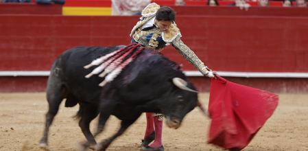 El diestro peruano Roca Rey en su faena durante la corrida de la Feria de Fallas, este sábado en València