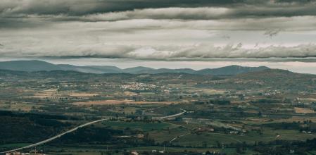 Las infraestructuras regenerativas van más allá de la simple sostenibilidad: buscan restaurar y mejorar los ecosistemas en los que se insertan.