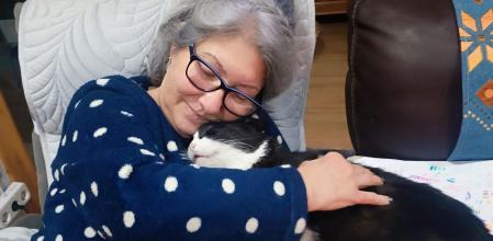 Joana Tejedor: 24 años luchando por la vida y libertad de los gatos callejeros en Castellà d'Índies