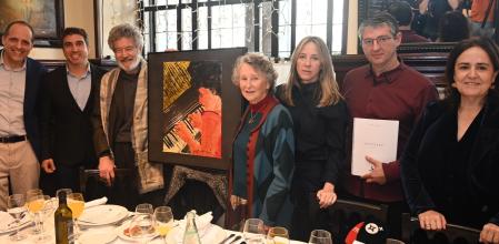 Perico Pastor muestra su cartel para la 70ª edición del Maria Canals rodeado de organizadores, artistas y mecenas en el 7 Portes 