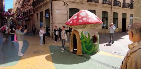 Mañana, tarde y noche, no hay momento del día ni estación del año en que no se encuentren turistas sacándose fotos en la calle San Francisco de Alicante, conocida como 'calle de las setas'.