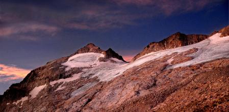Pimeros rayos de sol del día en verano sobre el Aneto, con su glaciar en retroceso del alba