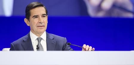 El presidente del BBVA, Carlos Torres Vila, interviene durante la Junta General Extraordinaria de Accionistas del BBVA, en el Palacio Euskalduna, a 5 de julio de 2024, en Bilbao, Vizcaya, País Vasco (España). Durante la Junta, el banco ha propuesto a sus accionistas la ampliación de capital necesaria para llevar a cabo el canje de acciones con Banco Sabadell. Esta ampliación de capital consistirá en la emisión de nuevas acciones de BBVA, que serán entregadas a los accionistas de Banco Sabadell que acepten la oferta y no supondrá desembolso alguno por parte de los accionistas de BBVA.