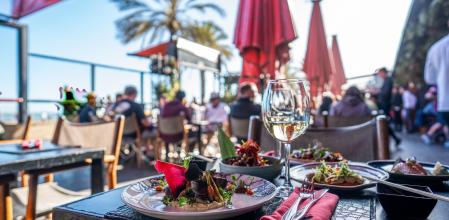 Ubicado en primera línea de playa, con la terraza con vistas al mar, permite sumergirse en un ambiente acogedor con una decoración que conjuga luminosidad, frescura y calidez