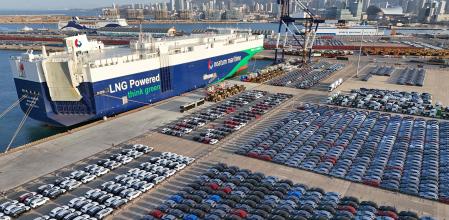 Automóviles esperan para ser cargados en un barco en el puerto chino de Yantai&nbsp;