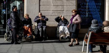 Jubilados en una calle de Barcelona