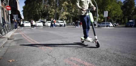 Imagen de archivo de un patinete eléctrico en circulación.