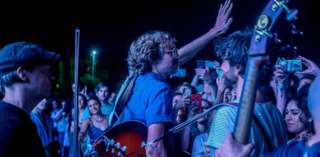 Un miembro del grupo 'Kings Of Convenience' durante un concierto en el Festival de Tomavistas, en la Feria de Madrid, Ifema, a 21 de mayo de 2022, en Madrid (España).&nbsp;