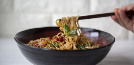 Fideos con salsa tahini