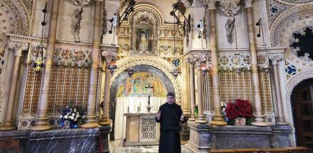 El padre Bernat Juliol presentando los actos de la solemnidad