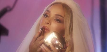Bad Gyal en la campaña de la nueva colección de edición limitada Pillow Talk Soulmates Collection de Charlotte Tilbury
