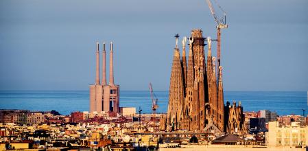 En primer plano, la Sagrada Família, y al fondo, las Tres Xemeneies de Sant Adrià, dos de los proyectos citados en el documento