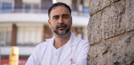 Retratos al médico Jordi Mestres delante del Cap Sanllehy. Barcelona, 28 de Marzo de 2025