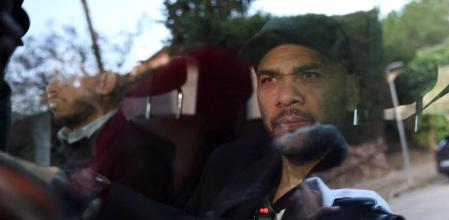 El exfutbolista brasileño Dani Alves llega a su casa tras conocer la resolución del TSJC, este viernes