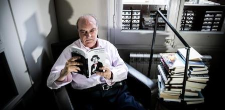 El escritor Enrique Vila-Matas, en el rincón de casa donde habitualmente lee 