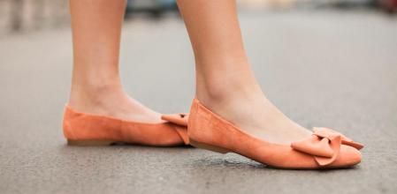 Las bailarinas son de los calzados planos más cómodos y sencillos para mujer.