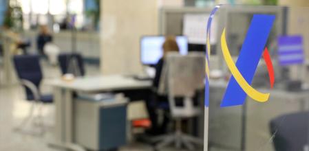 (Foto de ARCHIVO)
Una empleada trabaja en una oficina de la Agencia Tributaria