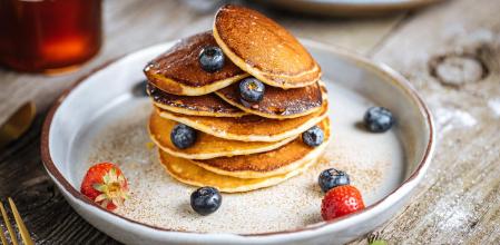 Prepara desayunos así de deliciosos en casa con tu propia máquina de tortitas.