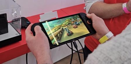 Uno de los visitantes de la 'Premiere' de Nintendo Switch 2 en París probando la nueva consola 