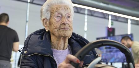 Sebastiana Garrote (102 años), juega a videojuegos para demostrar sus beneficios en la tercera edad, en el Esports Center del Campus del Videojuego – Madrid in Game. 