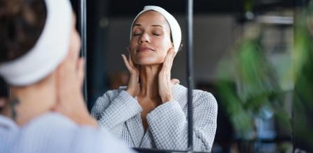 El bakuchiol es lo que necesita tu rostro para verse más suave y rejuvenecido.