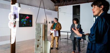 Caterina Almirall, a la derecha, ante ‘LaDanzaMudanza’, de Fuentesal Arenillas