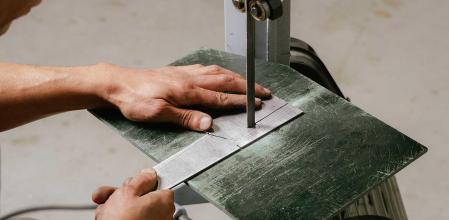 La fabricación de un cuchillo de la firma en su taller de Poblenou