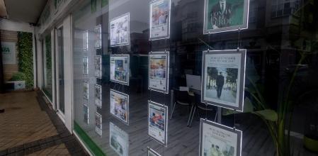 El escaparate de una inmobiliaria en una imagen de archivo