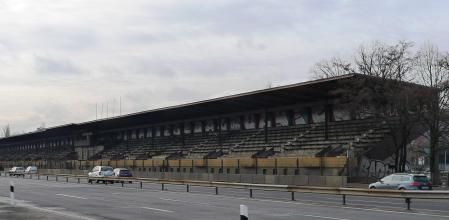 Parte de las gradas del antiguo circuito de AVUS, por donde ahora discurre una autopista, siguen en pie