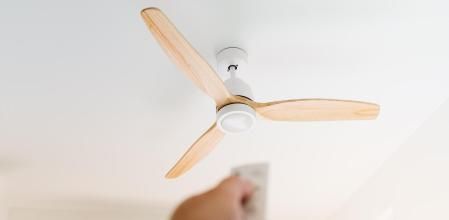 Un ventilador de techo con aspas de madera