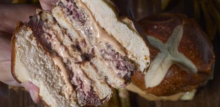 La hamburguesa que le dio sentido a todo, en formato XL