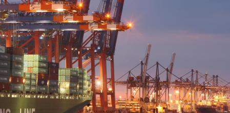 Portacontenedores chino amarrado en el puerto de Hamburgo&nbsp;