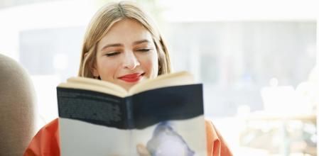 Una mujer leyendo un libro